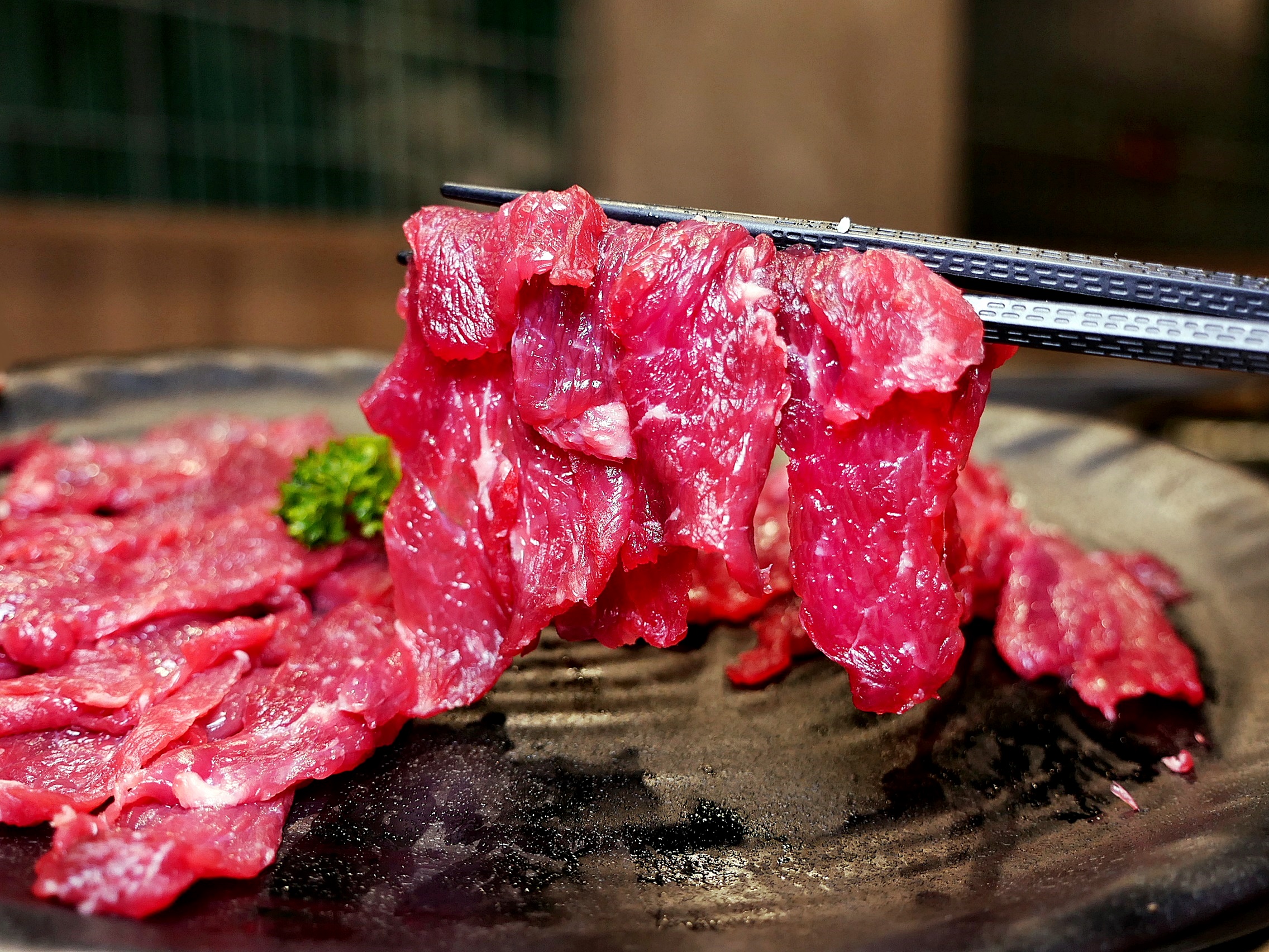 結合手路熱炒的溫體牛火鍋，逆紋手切肉隨便涮幾下就好鮮甜