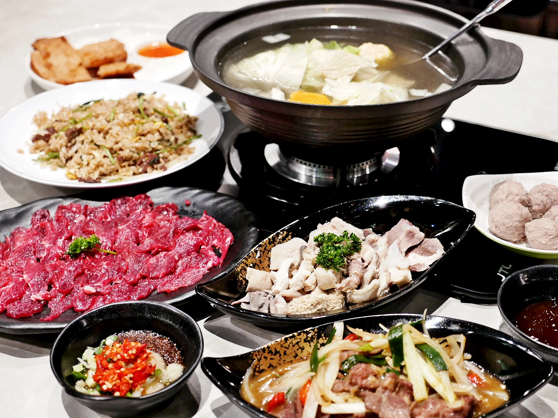 結合手路熱炒的溫體牛火鍋，逆紋手切肉隨便涮幾下就好鮮甜