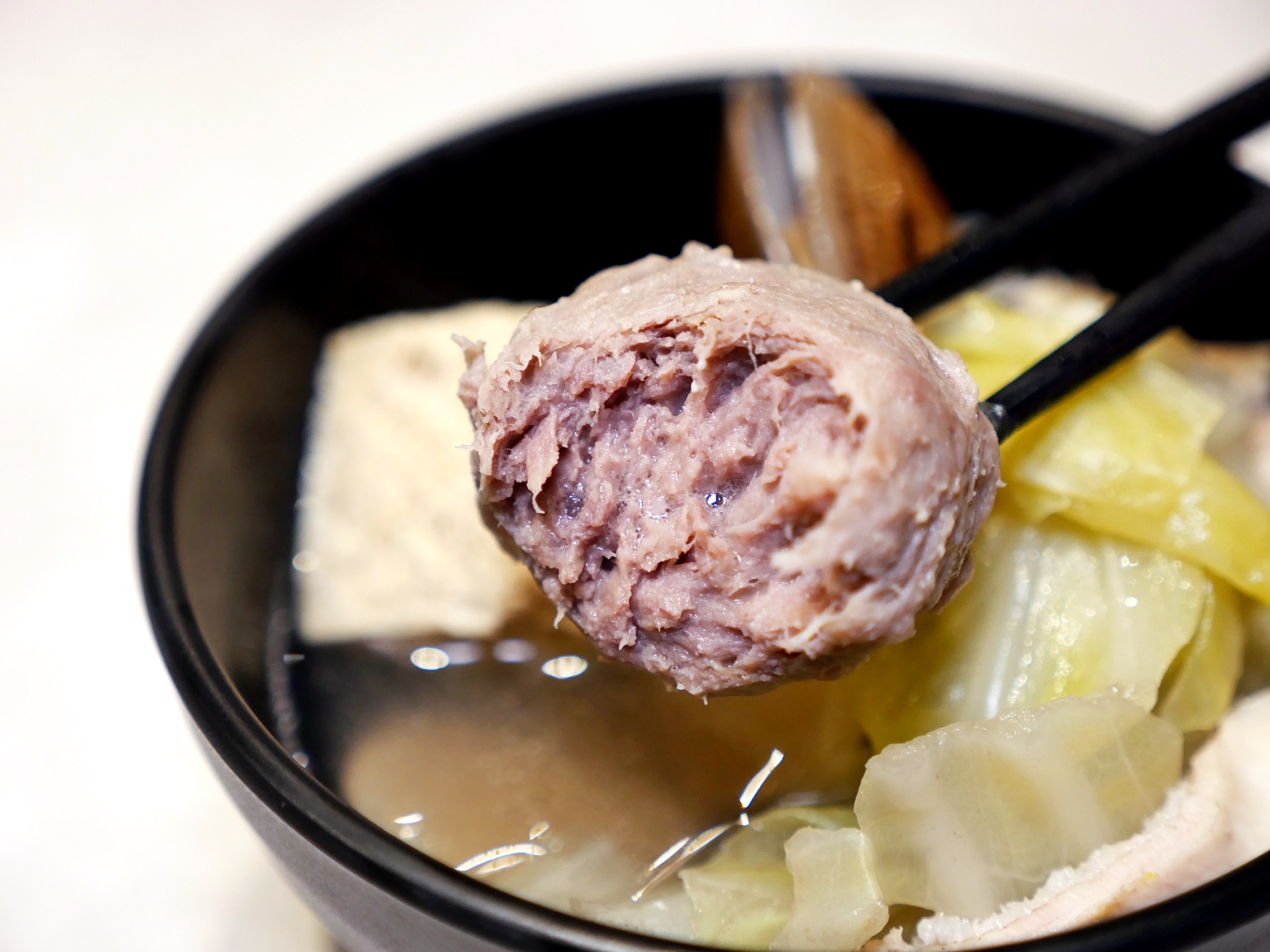 結合手路熱炒的溫體牛火鍋，逆紋手切肉隨便涮幾下就好鮮甜