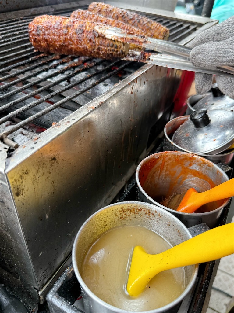 鹿港生烤燒蕃麥⟩彰化鹿港烤玉米，市場附近的在地古早味碳烤玉米，從早上開始營業到下午 @果果愛Fruitlove