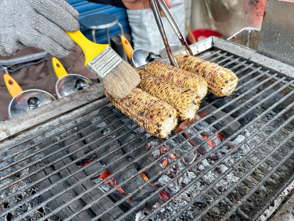 鹿港生烤燒蕃麥⟩彰化鹿港烤玉米，市場附近的在地古早味碳烤玉米，從早上開始營業到下午 @果果愛Fruitlove