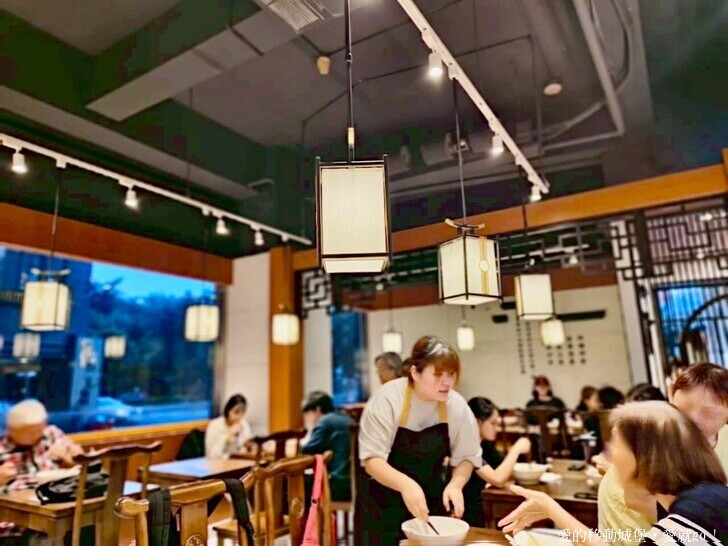 台北市中山區【中山商圈，美食GO !】台灣庶民美食 築間新品牌「麟德殿牛肉麵」開箱  人氣招牌「滿漢五福牛肉麵」，聯手山焙烘焙專門茶飲店 研發25款烘焙茶飲 傳遞「一麵一茶」的嶄新體驗 愛就GO!