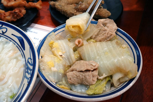 新北市林口區三井OUTLET裡吃不飽、吃不爽?旁邊的這間古早味小吃給你超值滿足,連小孩都吃得乖乖的老伙計黑金滷肉飯.鹹粥.米粉湯