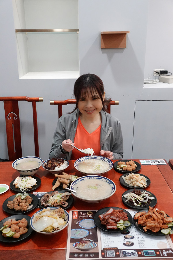 新北市林口區三井OUTLET裡吃不飽、吃不爽?旁邊的這間古早味小吃給你超值滿足,連小孩都吃得乖乖的老伙計黑金滷肉飯.鹹粥.米粉湯