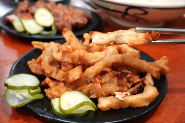 新北市林口區三井OUTLET裡吃不飽、吃不爽?旁邊的這間古早味小吃給你超值滿足,連小孩都吃得乖乖的老伙計黑金滷肉飯.鹹粥.米粉湯