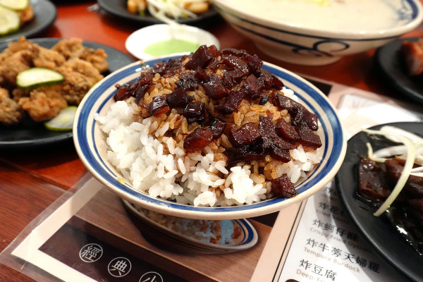 新北市林口區三井OUTLET裡吃不飽、吃不爽?旁邊的這間古早味小吃給你超值滿足,連小孩都吃得乖乖的老伙計黑金滷肉飯.鹹粥.米粉湯