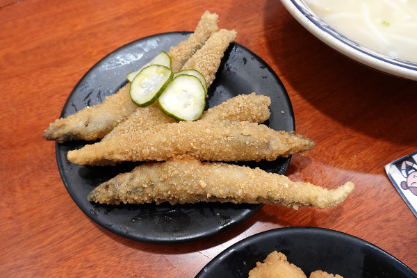 新北市林口區三井OUTLET裡吃不飽、吃不爽?旁邊的這間古早味小吃給你超值滿足,連小孩都吃得乖乖的老伙計黑金滷肉飯.鹹粥.米粉湯