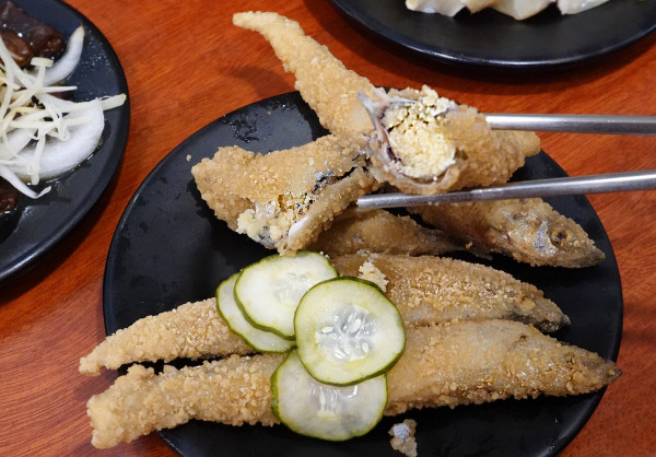 新北市林口區三井OUTLET裡吃不飽、吃不爽?旁邊的這間古早味小吃給你超值滿足,連小孩都吃得乖乖的老伙計黑金滷肉飯.鹹粥.米粉湯