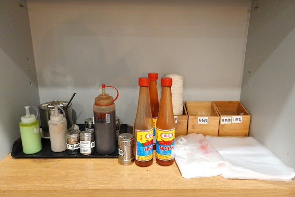 新北市林口區三井OUTLET裡吃不飽、吃不爽?旁邊的這間古早味小吃給你超值滿足,連小孩都吃得乖乖的老伙計黑金滷肉飯.鹹粥.米粉湯