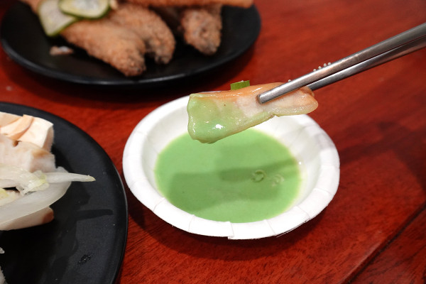 新北市林口區三井OUTLET裡吃不飽、吃不爽?旁邊的這間古早味小吃給你超值滿足,連小孩都吃得乖乖的老伙計黑金滷肉飯.鹹粥.米粉湯