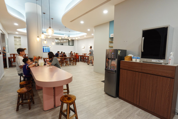 新北市林口區三井OUTLET裡吃不飽、吃不爽?旁邊的這間古早味小吃給你超值滿足,連小孩都吃得乖乖的老伙計黑金滷肉飯.鹹粥.米粉湯