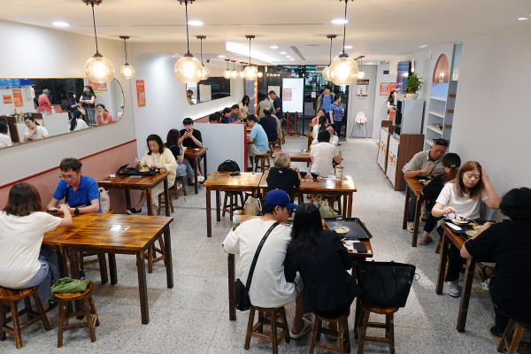 新北市林口區三井OUTLET裡吃不飽、吃不爽?旁邊的這間古早味小吃給你超值滿足,連小孩都吃得乖乖的老伙計黑金滷肉飯.鹹粥.米粉湯