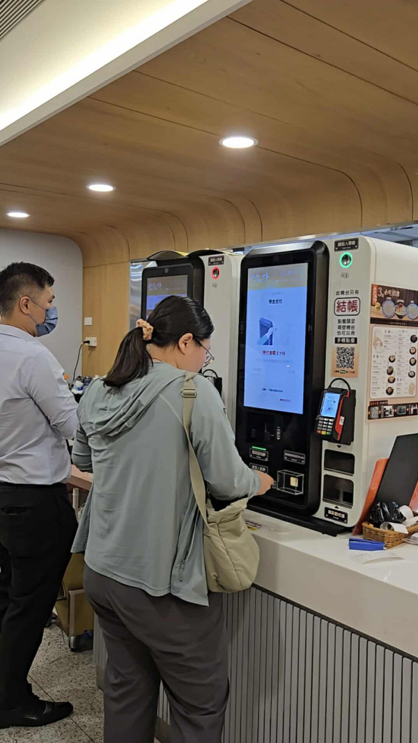 新北市林口區三井OUTLET裡吃不飽、吃不爽?旁邊的這間古早味小吃給你超值滿足,連小孩都吃得乖乖的老伙計黑金滷肉飯.鹹粥.米粉湯