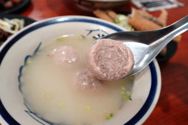 新北市林口區三井OUTLET裡吃不飽、吃不爽?旁邊的這間古早味小吃給你超值滿足,連小孩都吃得乖乖的老伙計黑金滷肉飯.鹹粥.米粉湯