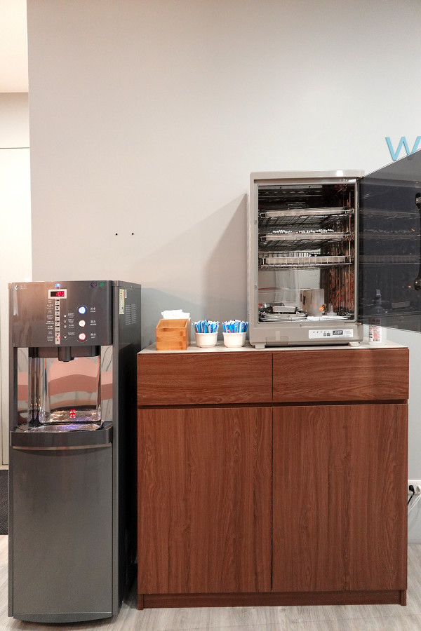 新北市林口區三井OUTLET裡吃不飽、吃不爽?旁邊的這間古早味小吃給你超值滿足,連小孩都吃得乖乖的老伙計黑金滷肉飯.鹹粥.米粉湯