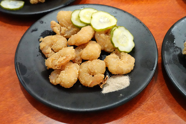 新北市林口區三井OUTLET裡吃不飽、吃不爽?旁邊的這間古早味小吃給你超值滿足,連小孩都吃得乖乖的老伙計黑金滷肉飯.鹹粥.米粉湯