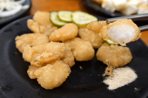 新北市林口區三井OUTLET裡吃不飽、吃不爽?旁邊的這間古早味小吃給你超值滿足,連小孩都吃得乖乖的老伙計黑金滷肉飯.鹹粥.米粉湯