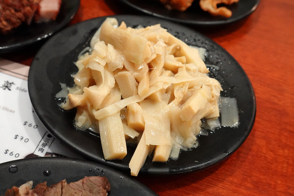 新北市林口區三井OUTLET裡吃不飽、吃不爽?旁邊的這間古早味小吃給你超值滿足,連小孩都吃得乖乖的老伙計黑金滷肉飯.鹹粥.米粉湯