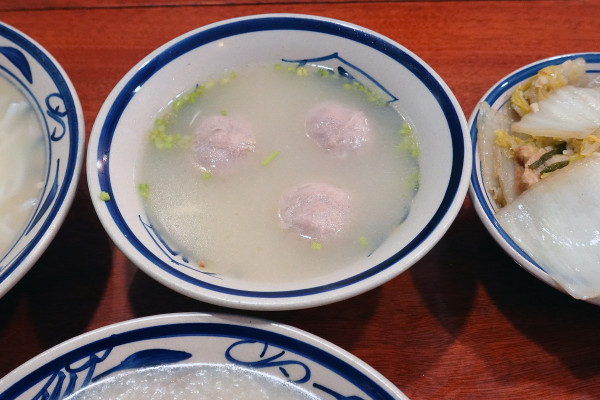 新北市林口區三井OUTLET裡吃不飽、吃不爽?旁邊的這間古早味小吃給你超值滿足,連小孩都吃得乖乖的老伙計黑金滷肉飯.鹹粥.米粉湯