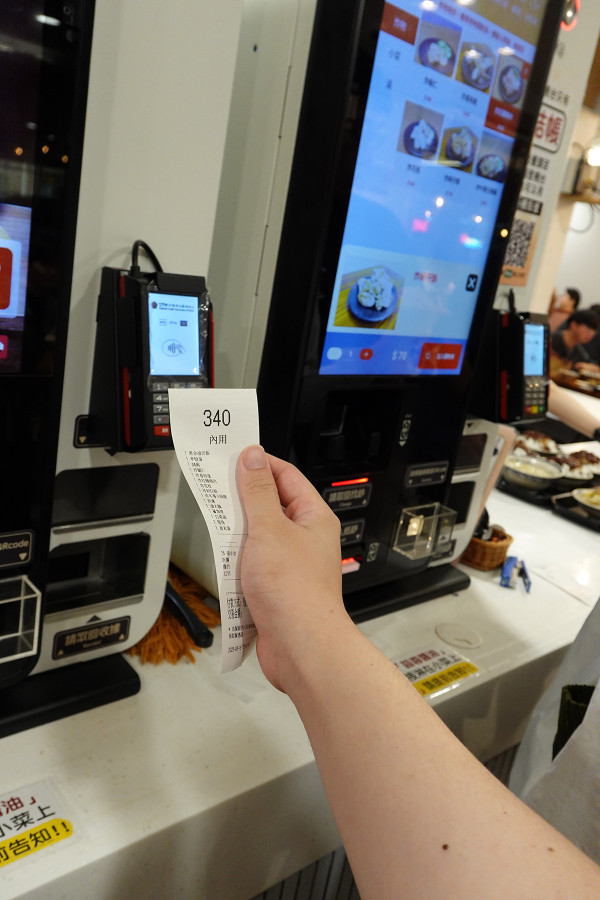 新北市林口區三井OUTLET裡吃不飽、吃不爽?旁邊的這間古早味小吃給你超值滿足,連小孩都吃得乖乖的老伙計黑金滷肉飯.鹹粥.米粉湯