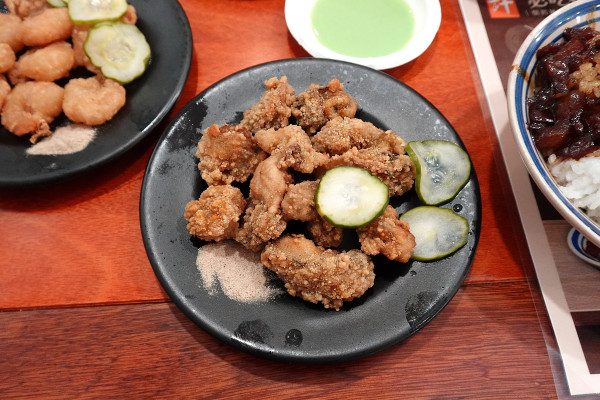 新北市林口區三井OUTLET裡吃不飽、吃不爽?旁邊的這間古早味小吃給你超值滿足,連小孩都吃得乖乖的老伙計黑金滷肉飯.鹹粥.米粉湯