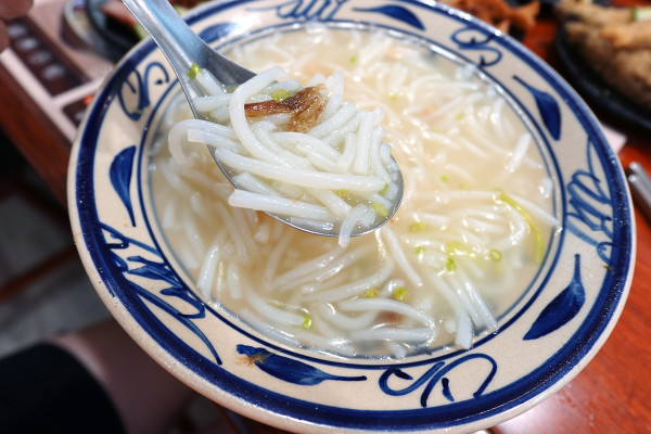 新北市林口區三井OUTLET裡吃不飽、吃不爽?旁邊的這間古早味小吃給你超值滿足,連小孩都吃得乖乖的老伙計黑金滷肉飯.鹹粥.米粉湯