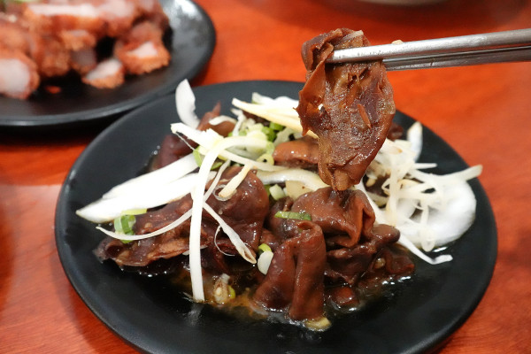 新北市林口區三井OUTLET裡吃不飽、吃不爽?旁邊的這間古早味小吃給你超值滿足,連小孩都吃得乖乖的老伙計黑金滷肉飯.鹹粥.米粉湯