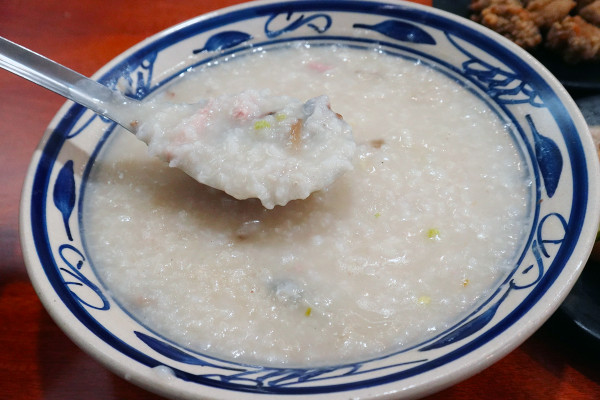 新北市林口區三井OUTLET裡吃不飽、吃不爽?旁邊的這間古早味小吃給你超值滿足,連小孩都吃得乖乖的老伙計黑金滷肉飯.鹹粥.米粉湯