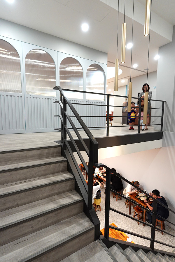 新北市林口區三井OUTLET裡吃不飽、吃不爽?旁邊的這間古早味小吃給你超值滿足,連小孩都吃得乖乖的老伙計黑金滷肉飯.鹹粥.米粉湯