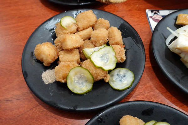 新北市林口區三井OUTLET裡吃不飽、吃不爽?旁邊的這間古早味小吃給你超值滿足,連小孩都吃得乖乖的老伙計黑金滷肉飯.鹹粥.米粉湯