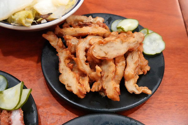 新北市林口區三井OUTLET裡吃不飽、吃不爽?旁邊的這間古早味小吃給你超值滿足,連小孩都吃得乖乖的老伙計黑金滷肉飯.鹹粥.米粉湯