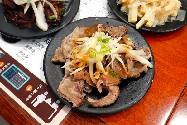 新北市林口區三井OUTLET裡吃不飽、吃不爽?旁邊的這間古早味小吃給你超值滿足,連小孩都吃得乖乖的老伙計黑金滷肉飯.鹹粥.米粉湯