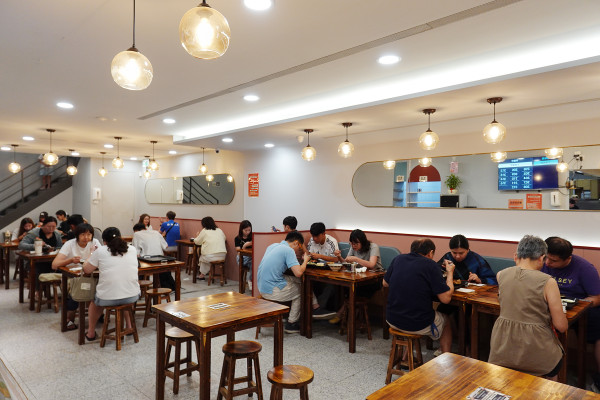 新北市林口區三井OUTLET裡吃不飽、吃不爽?旁邊的這間古早味小吃給你超值滿足,連小孩都吃得乖乖的老伙計黑金滷肉飯.鹹粥.米粉湯