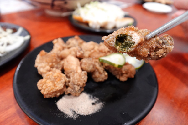 新北市林口區三井OUTLET裡吃不飽、吃不爽?旁邊的這間古早味小吃給你超值滿足,連小孩都吃得乖乖的老伙計黑金滷肉飯.鹹粥.米粉湯