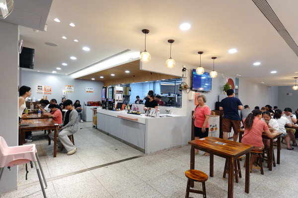 新北市林口區三井OUTLET裡吃不飽、吃不爽?旁邊的這間古早味小吃給你超值滿足,連小孩都吃得乖乖的老伙計黑金滷肉飯.鹹粥.米粉湯