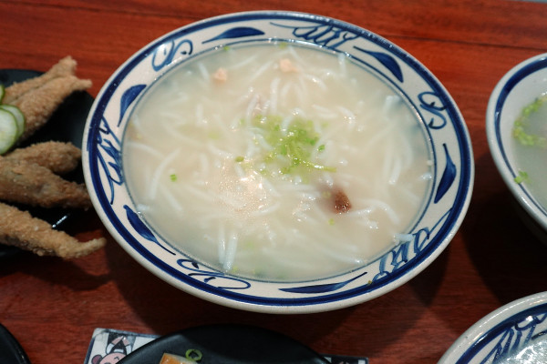 新北市林口區三井OUTLET裡吃不飽、吃不爽?旁邊的這間古早味小吃給你超值滿足,連小孩都吃得乖乖的老伙計黑金滷肉飯.鹹粥.米粉湯