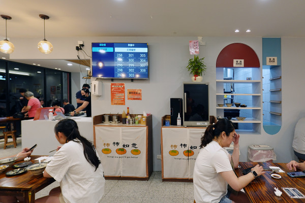 新北市林口區三井OUTLET裡吃不飽、吃不爽?旁邊的這間古早味小吃給你超值滿足,連小孩都吃得乖乖的老伙計黑金滷肉飯.鹹粥.米粉湯