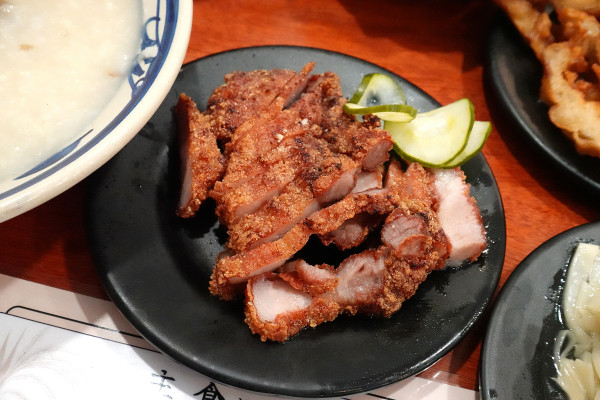 新北市林口區三井OUTLET裡吃不飽、吃不爽?旁邊的這間古早味小吃給你超值滿足,連小孩都吃得乖乖的老伙計黑金滷肉飯.鹹粥.米粉湯