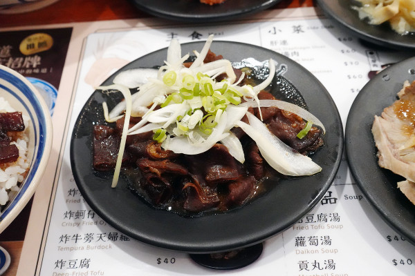 新北市林口區三井OUTLET裡吃不飽、吃不爽?旁邊的這間古早味小吃給你超值滿足,連小孩都吃得乖乖的老伙計黑金滷肉飯.鹹粥.米粉湯