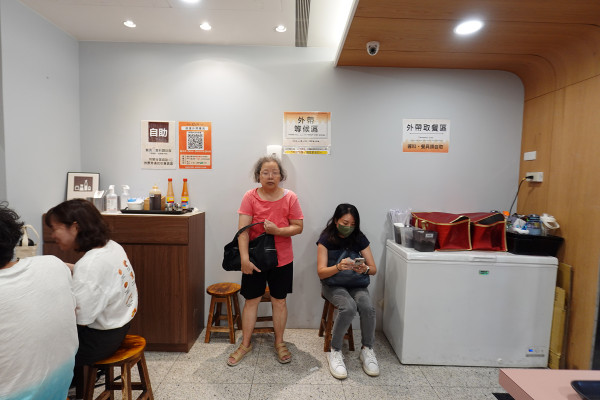 新北市林口區三井OUTLET裡吃不飽、吃不爽?旁邊的這間古早味小吃給你超值滿足,連小孩都吃得乖乖的老伙計黑金滷肉飯.鹹粥.米粉湯