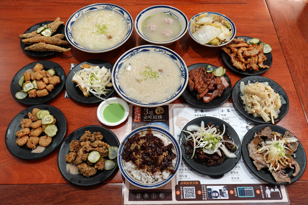 新北市林口區三井OUTLET裡吃不飽、吃不爽?旁邊的這間古早味小吃給你超值滿足,連小孩都吃得乖乖的老伙計黑金滷肉飯.鹹粥.米粉湯