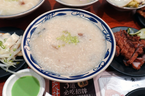 新北市林口區三井OUTLET裡吃不飽、吃不爽?旁邊的這間古早味小吃給你超值滿足,連小孩都吃得乖乖的老伙計黑金滷肉飯.鹹粥.米粉湯