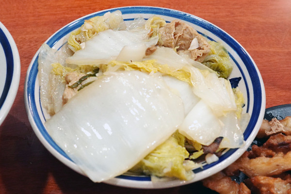 新北市林口區三井OUTLET裡吃不飽、吃不爽?旁邊的這間古早味小吃給你超值滿足,連小孩都吃得乖乖的老伙計黑金滷肉飯.鹹粥.米粉湯