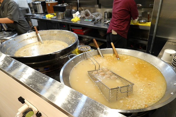 新北市林口區三井OUTLET裡吃不飽、吃不爽?旁邊的這間古早味小吃給你超值滿足,連小孩都吃得乖乖的老伙計黑金滷肉飯.鹹粥.米粉湯