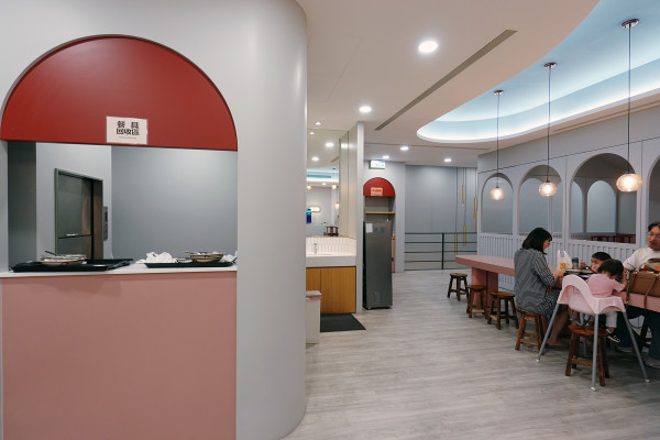 新北市林口區三井OUTLET裡吃不飽、吃不爽?旁邊的這間古早味小吃給你超值滿足,連小孩都吃得乖乖的老伙計黑金滷肉飯.鹹粥.米粉湯