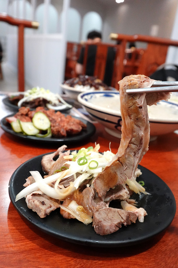 新北市林口區三井OUTLET裡吃不飽、吃不爽?旁邊的這間古早味小吃給你超值滿足,連小孩都吃得乖乖的老伙計黑金滷肉飯.鹹粥.米粉湯