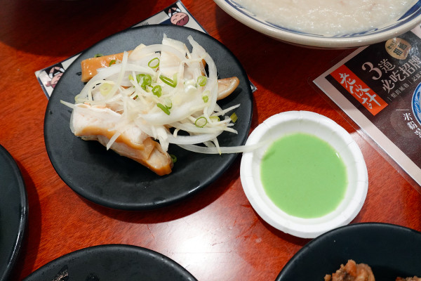 新北市林口區三井OUTLET裡吃不飽、吃不爽?旁邊的這間古早味小吃給你超值滿足,連小孩都吃得乖乖的老伙計黑金滷肉飯.鹹粥.米粉湯