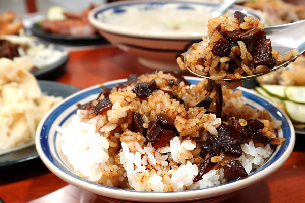 新北市林口區三井OUTLET裡吃不飽、吃不爽?旁邊的這間古早味小吃給你超值滿足,連小孩都吃得乖乖的老伙計黑金滷肉飯.鹹粥.米粉湯