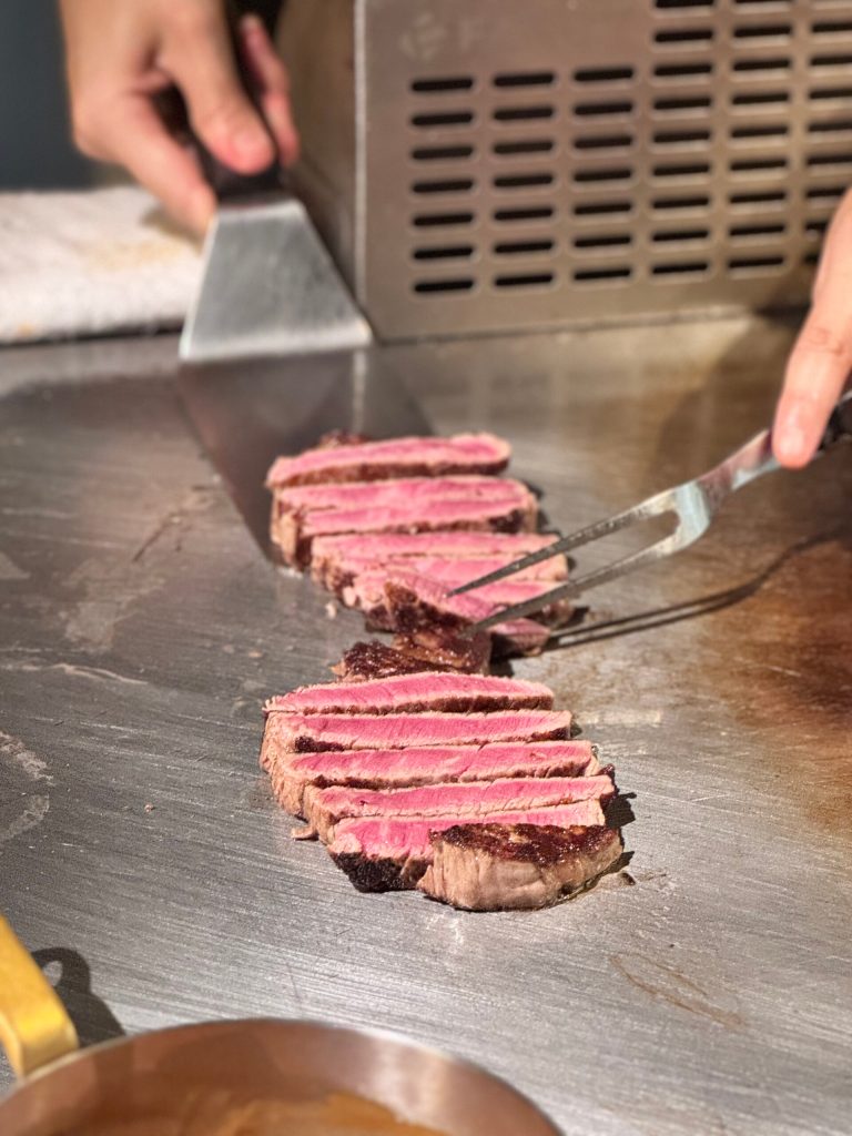 全台唯一鐵板火焰秀！台北【KameKona 夏威夷鐵板燒】生日聚餐推薦 - 雁雁｜美食 旅遊 生活娛樂