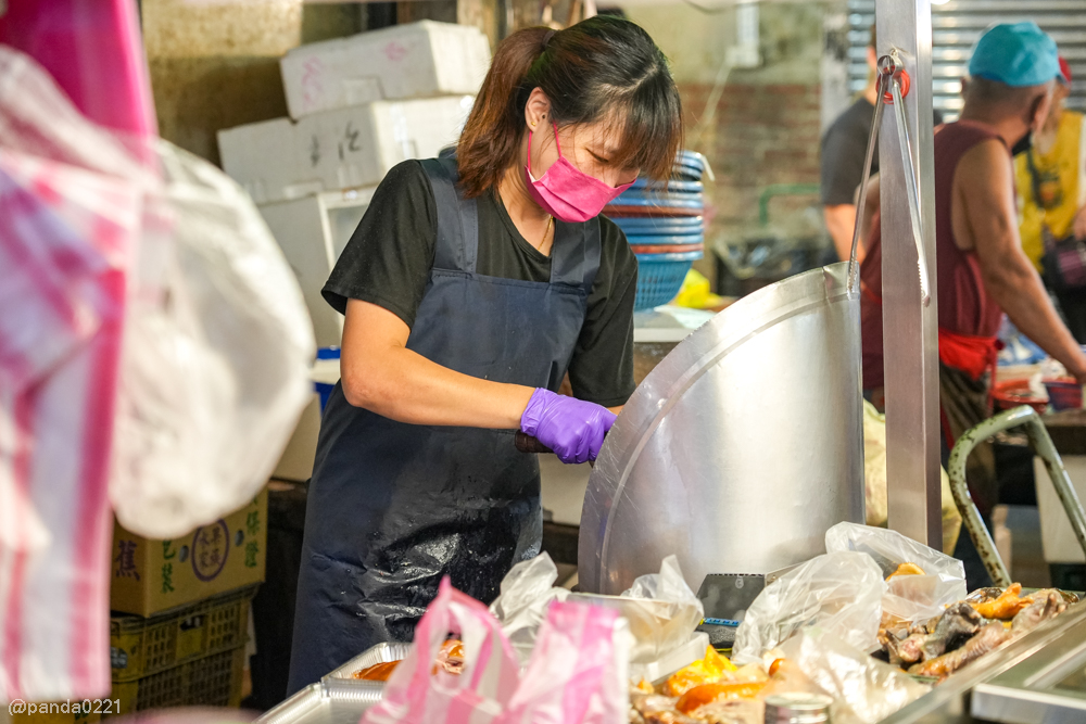 桃園中壢|雞霸分-甘蔗雞、鹹水雞(內壢店).內壢市場超人氣雞肉,半隻整隻想吃就買!